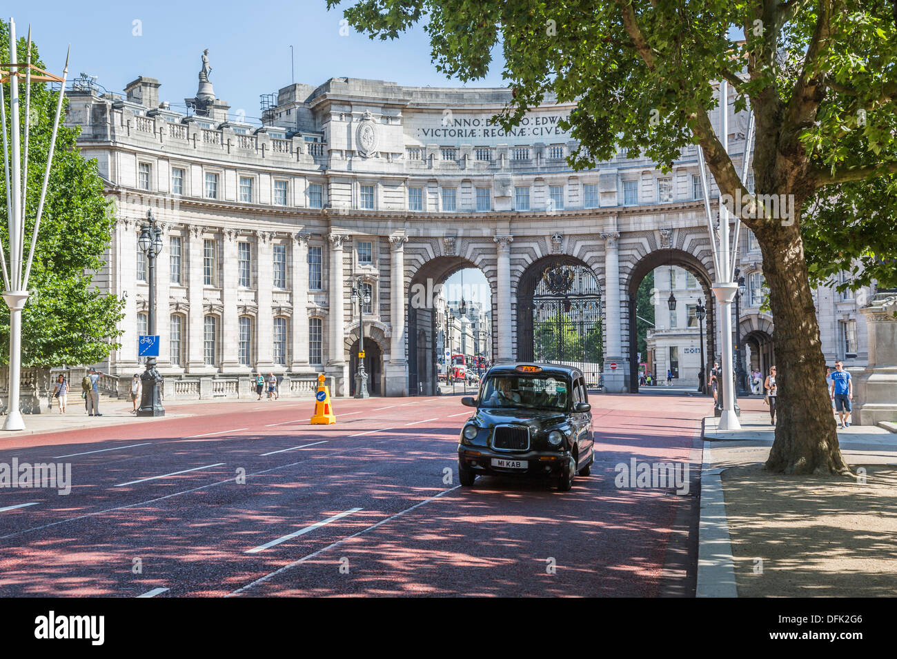 Admiralty Arch, at end of The Mall, West End, London, UK, with iconic black cab (the number of which is the amusing 'M1 KAB') Stock Photo
