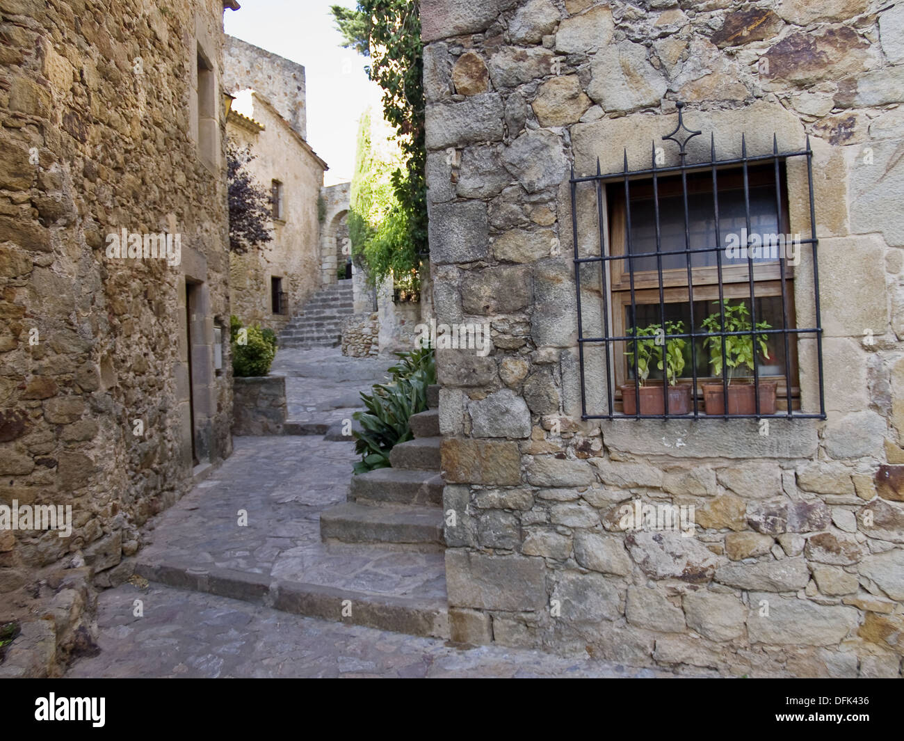 Typical street in the Medieval city of Pals - Bajo Ampurdán - Girona -  Spain Stock Photo - Alamy