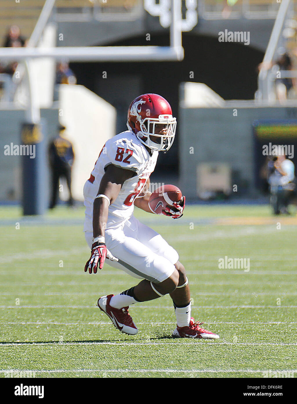 Berkeley, CA, USA. 5th Oct, 2013. OCT 05 2013 - Berkeley CA, U.S. - Washington State WR # 82 Bobby Ratliff catch a 5 yard pass for a first down turn into a 40 yard gain during NCAA Football game between Washington State Cougar and California Golden Bears 22-44 win at Memorial Stadium Berkeley Calif Credit:  csm/Alamy Live News Stock Photo