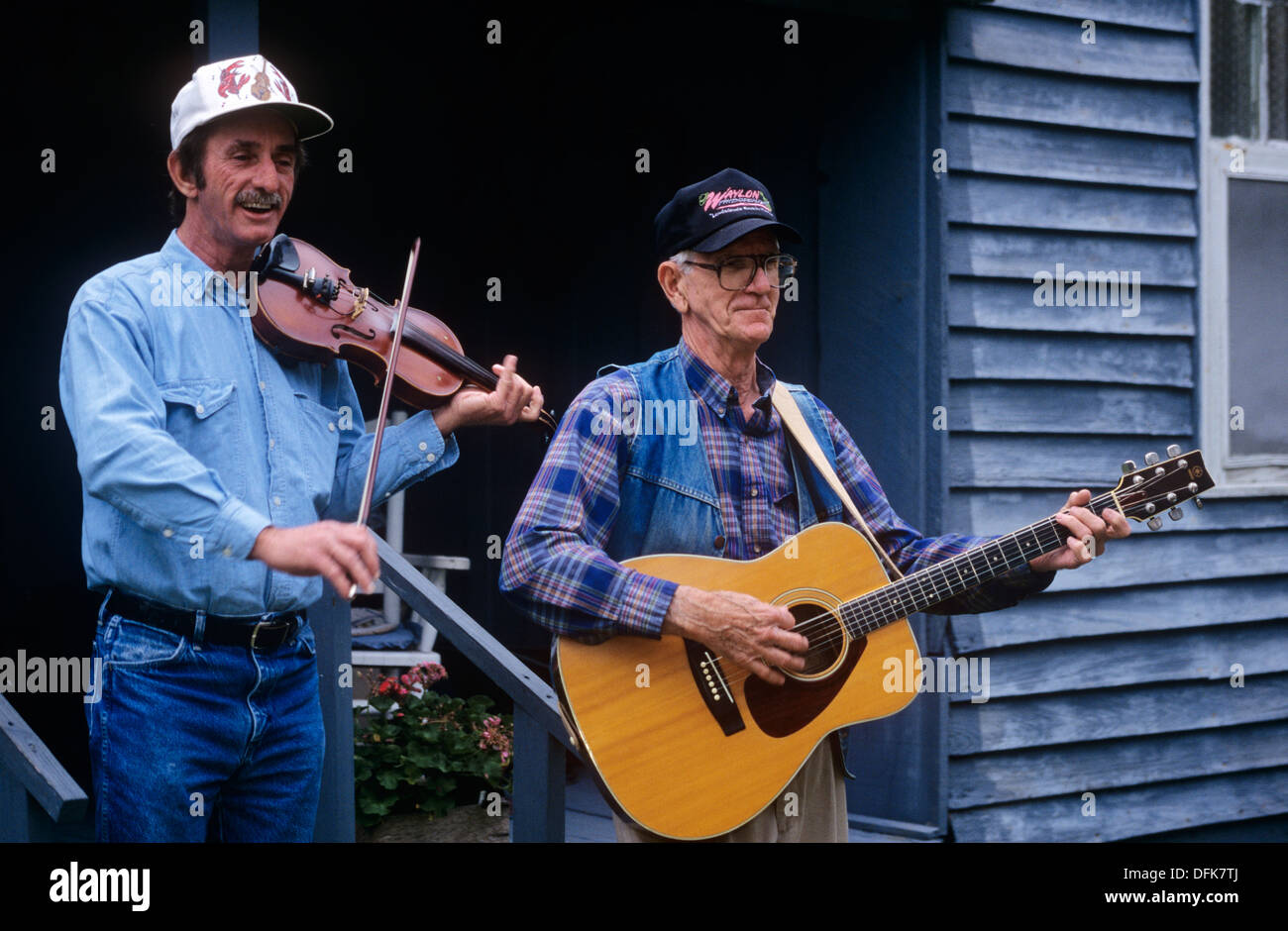 Guitar player, Eugene Dusenbery and fiddle player, Bobby Pellegrin, La Trouvaille restaurant, Chauvin, Louisiana, USA. Stock Photo