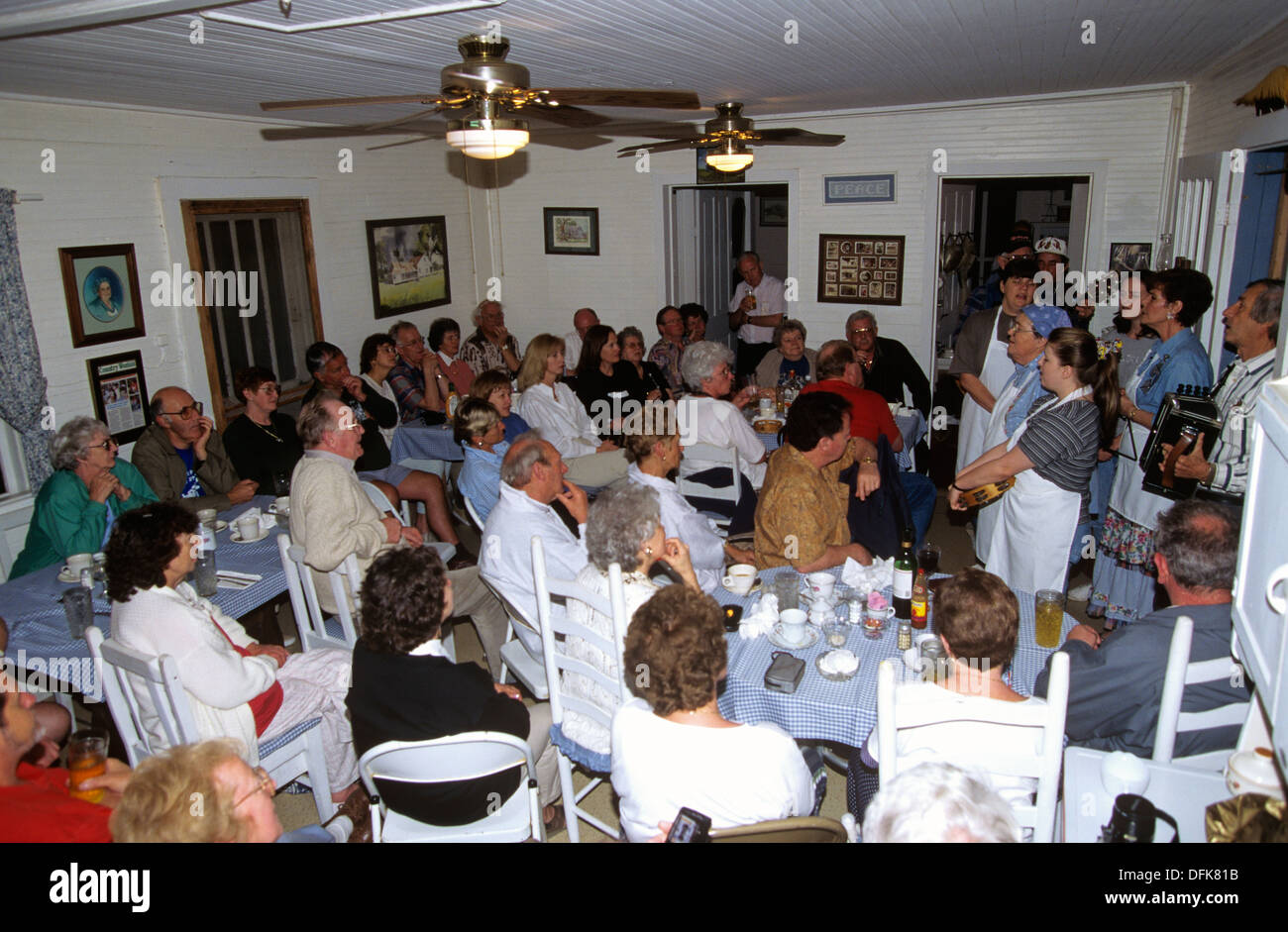 The singing Dusenberys perform for guests at La Trouvaille restaurant, Chauvin, Louisiana, USA. Stock Photo