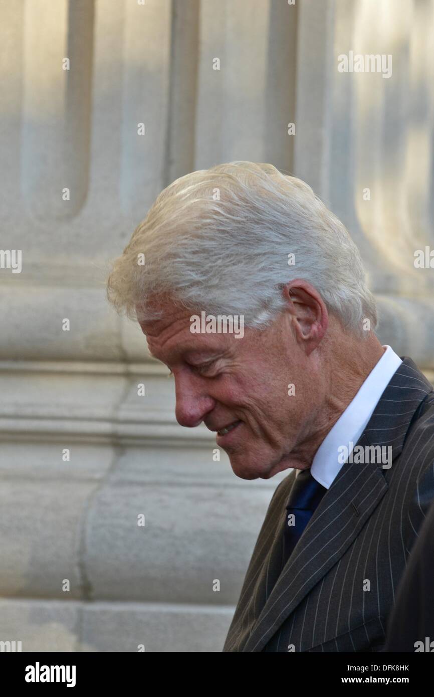 New Haven, Connecticut, USA. 5th October 2013. Bill Clinton joined Hillary Rodham Clinton at Yale Law School on Saturday. Mrs. Clinton accepted an award at her alma mater, where she graduated 40 years ago. October 5, 2013 Credit:  Visual&Written SL/Alamy Live News Stock Photo