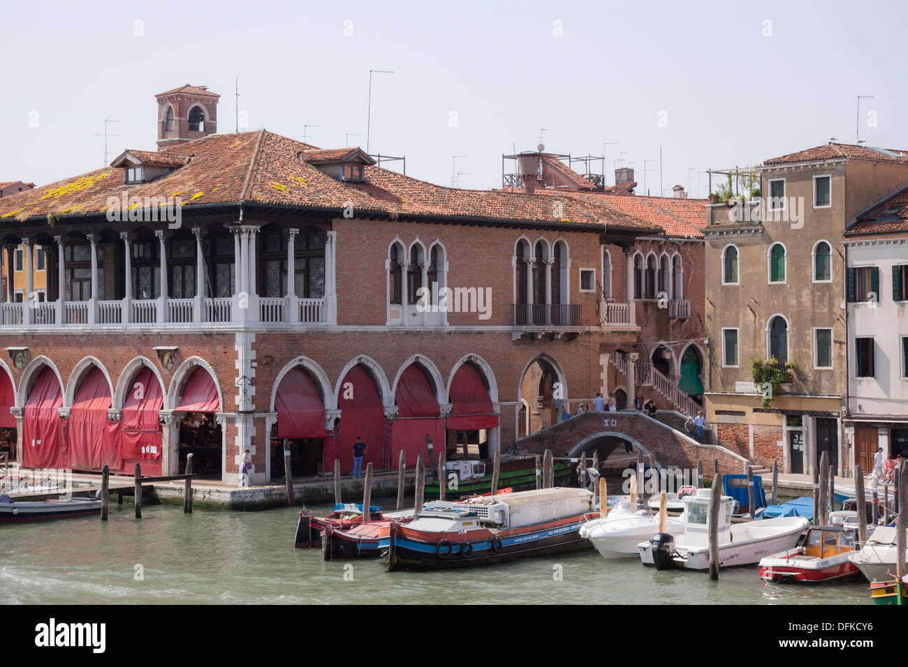 A view on the covered fish market back, near the Rialto bridge at Venice. Vue sur l'arrière du marché aux poissons, à Venise. Stock Photo