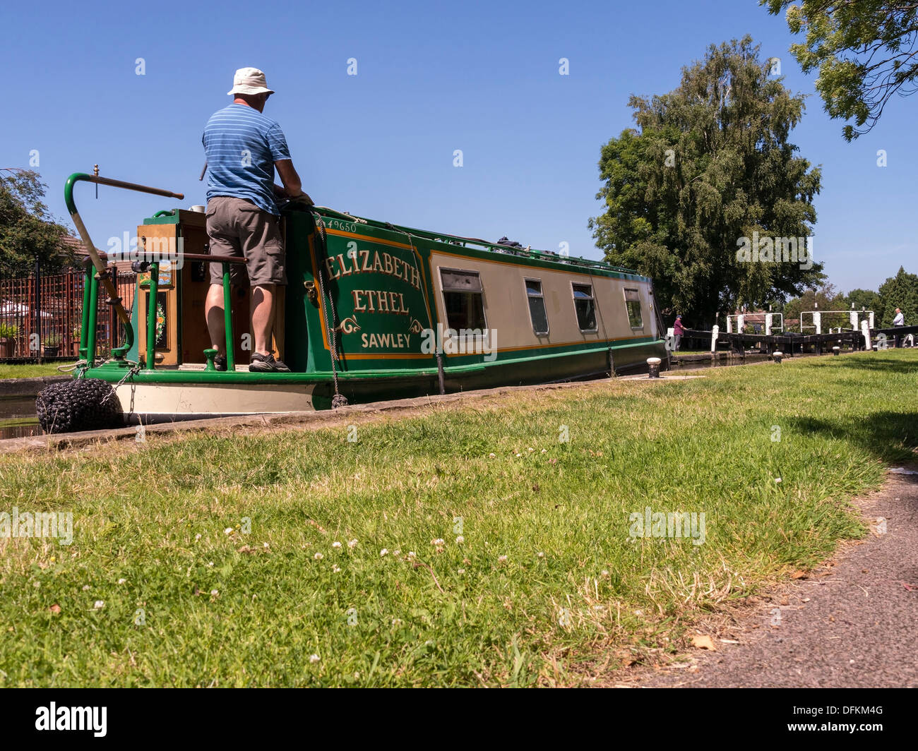 Narrowboat approaching Loughborough lock No 53 on the Grand Union Canal, Loughborough, Leicestershire, England, UK Stock Photo