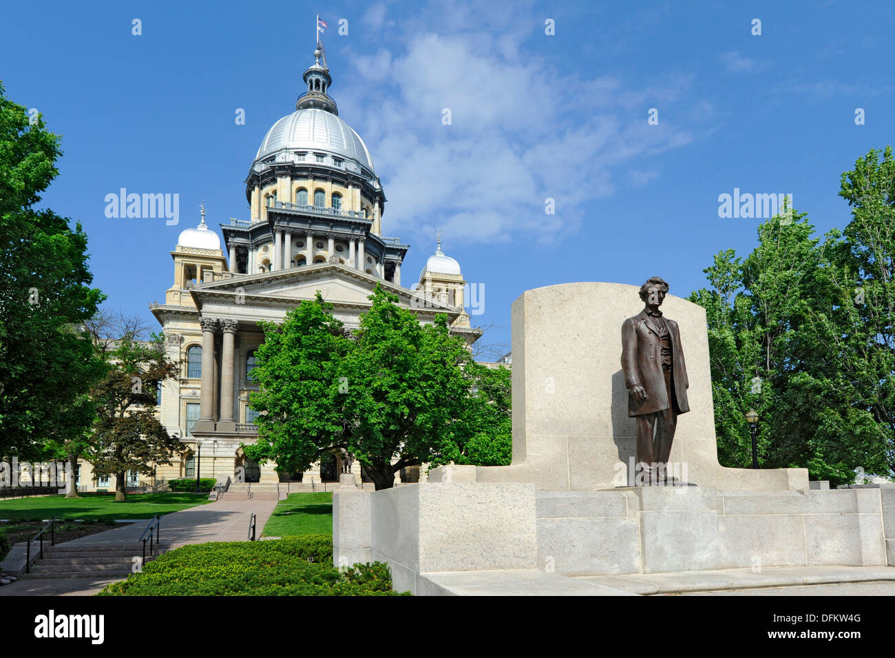 Abraham Lincoln Statue in front of Illinois State Capitol Building