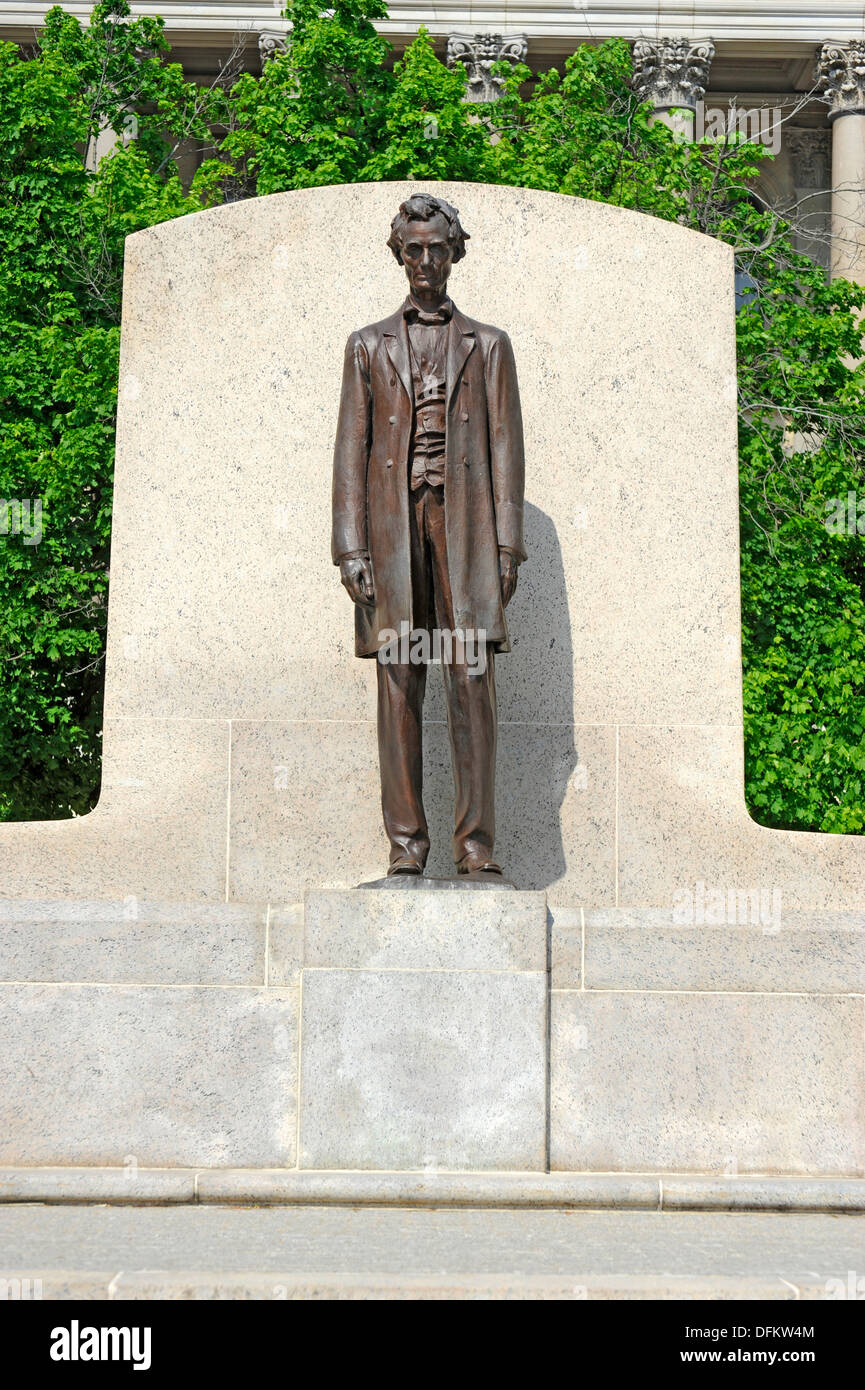 Abraham Lincoln Statue in front of Illinois State Capitol Building