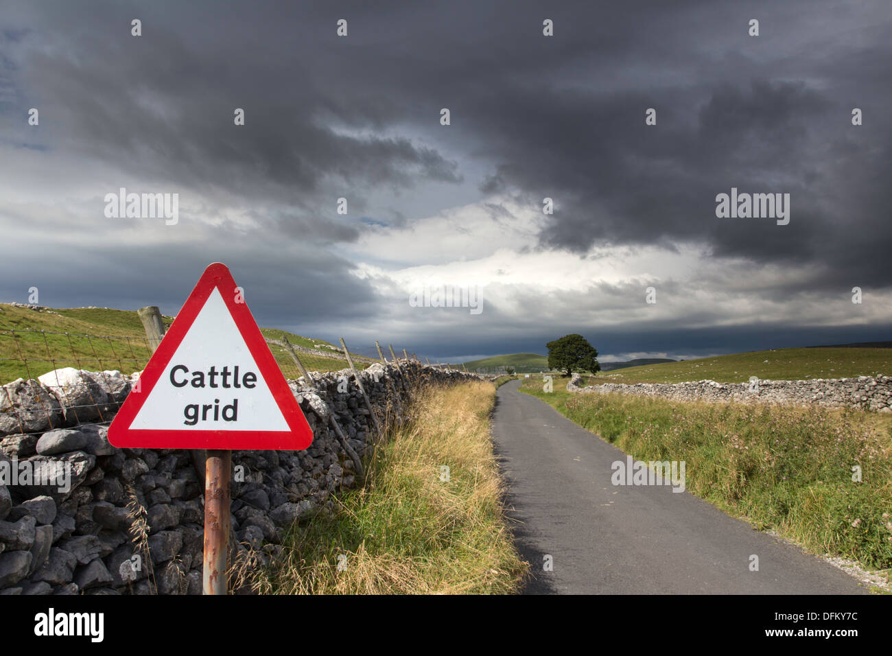 Cattle Grid Warning Sign Yorkshire Hi res Stock Photography And Images cattle-grid-warning-sign-yorkshire-hi-res-stock-photography-and-images