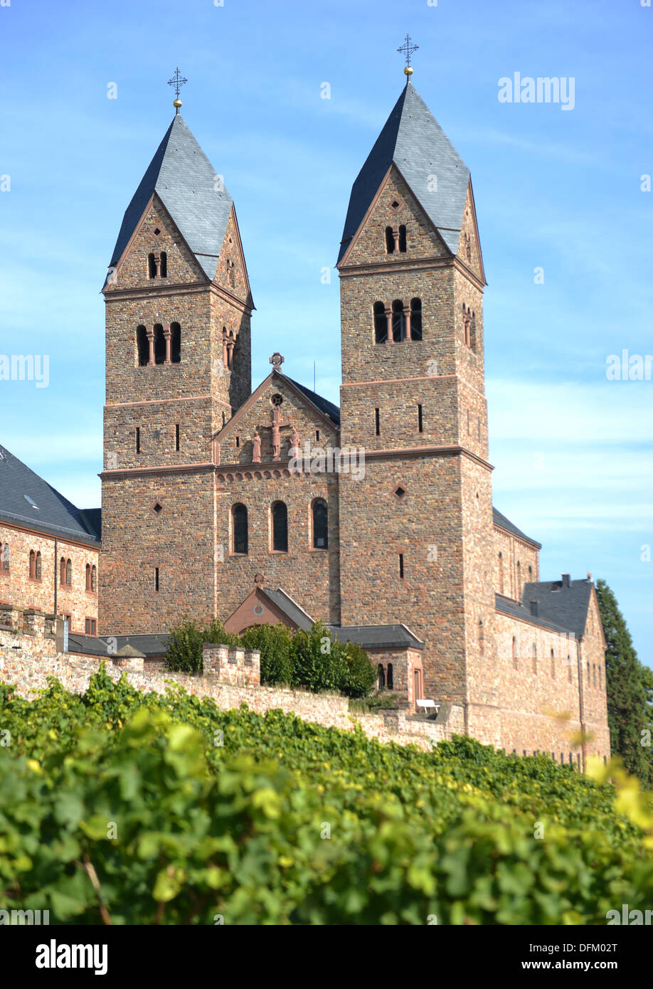 Ruedesheim am Rhein, Germany. 2nd Oct, 2013. The Benedictine monastery and church of Eibingen Abbey stands tall on a hill in Ruedesheim am Rhein, Germany, 2 October 2013. Photo: Arne Dedert/dpa/Alamy Live News Stock Photo