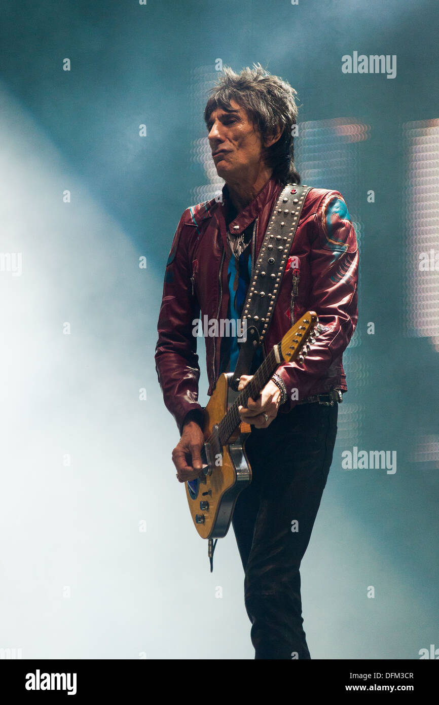 Ronnie Woods of the Rolling stones on the Pyramid Stage, Glastonbury Festival 2013, Somerset England, United Kingdom. Stock Photo