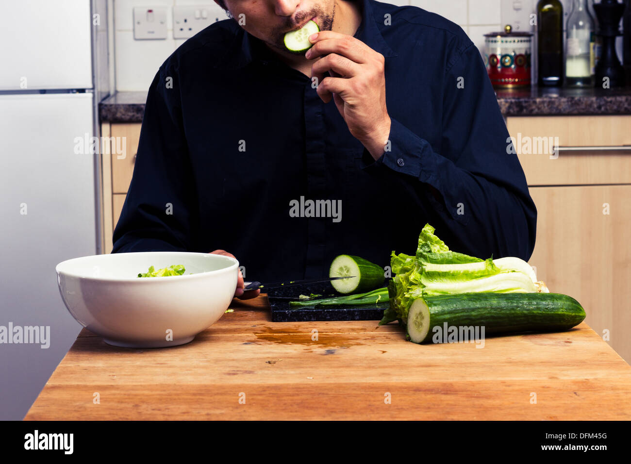 съесть огурчик. огурец у мужчин. девушка ест огурец. жрет огурцы. человек огурец.