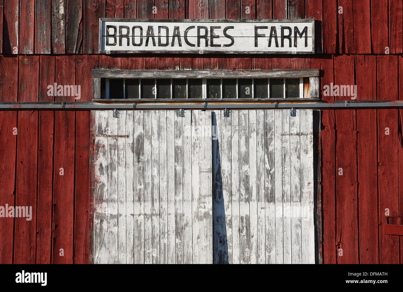 New england red barn hi-res stock photography and images - Alamy