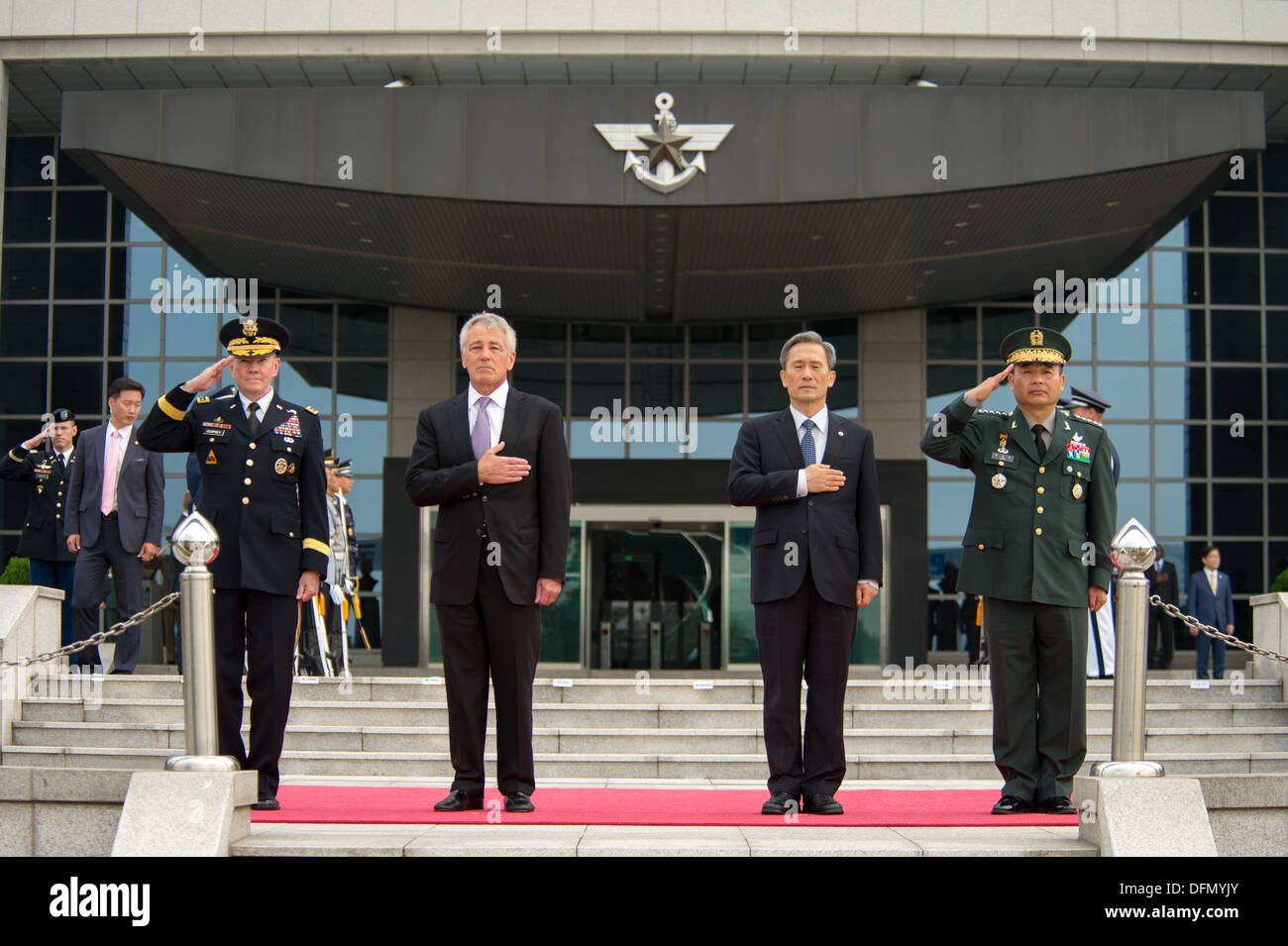 From left, Chairman of the Joint Chiefs of Staff Gen. Martin E. Dempsey, U.S. Secretary of Defense Chuck Hagel, South Korean Defense Minister Kim Kwan-jin, and Gen. Jung Seung-jo, chairman of South Korea's Joint Chiefs of Staff, attend an honor guard cere Stock Photo