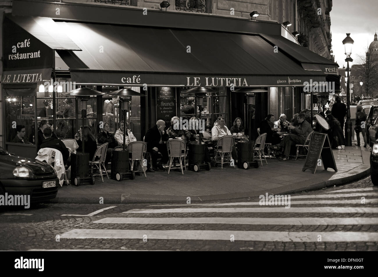 Busy bar restaurant on Île St Louis in Paris Stock Photo - Alamy