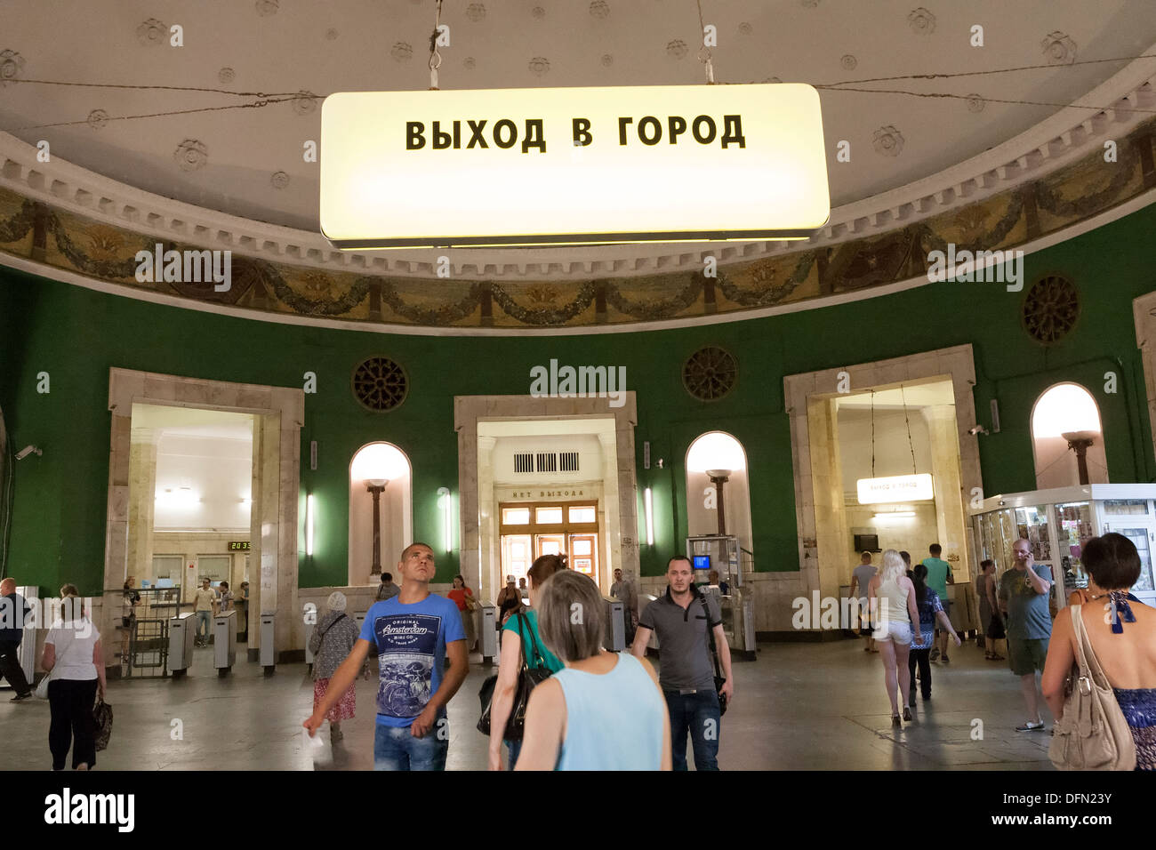 Pavaletskaya Metro Station Moscow - entrance & exit Stock Photo - Alamy