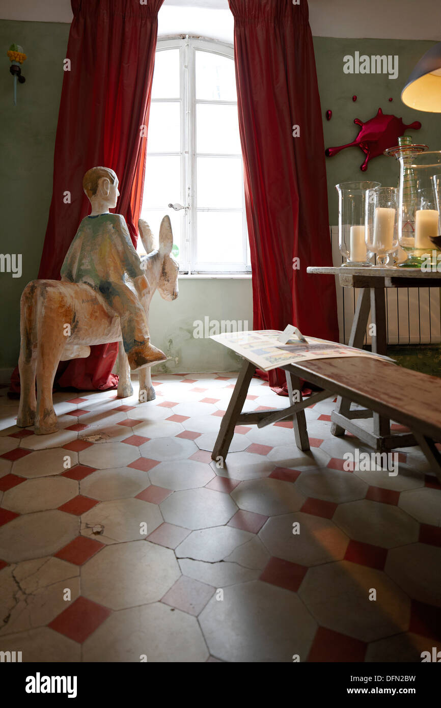 Dining room with sculpture, B and B Chambre Avec Vue, Luberon, France Stock Photo