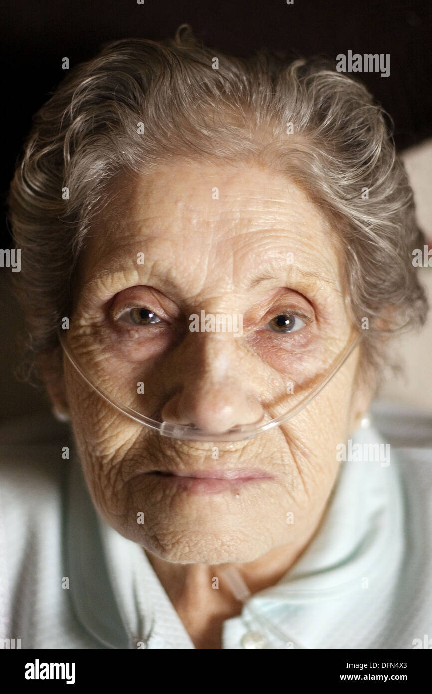 Elderly woman using a nasal oxygen cannula Stock Photo - Alamy