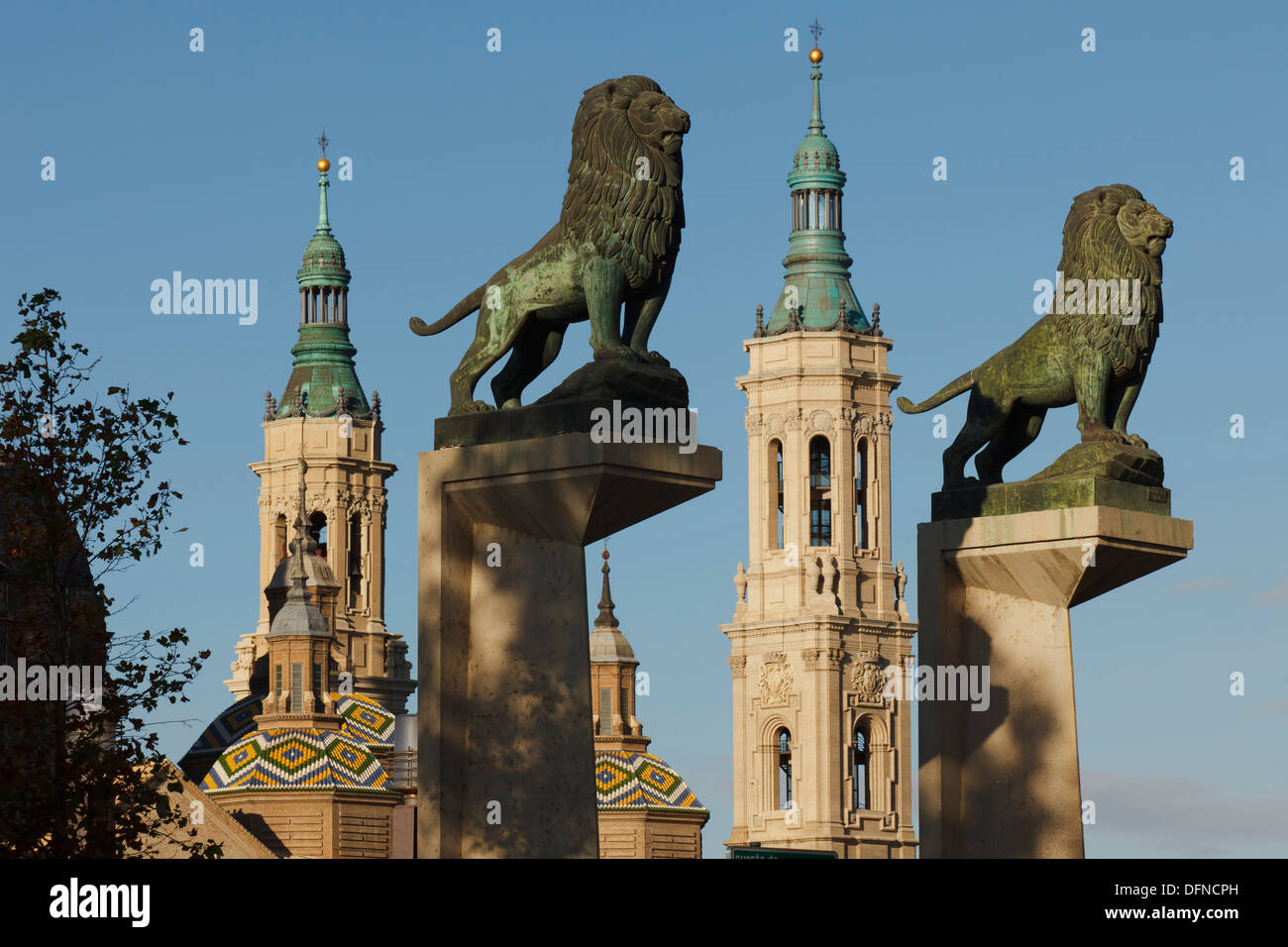 Bronze lions on the Puente de Piedra, stone bridge in front of the Basilica de Nuestra Senora del Pilar, Zaragoza, Saragossa, pr Stock Photo