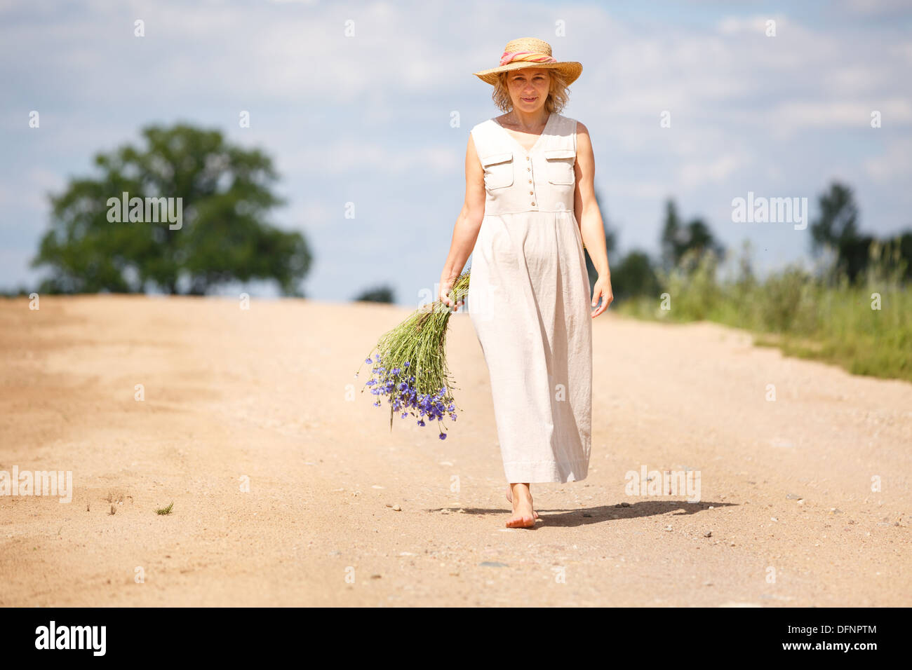 Women on the road hi-res stock photography and images - Alamy