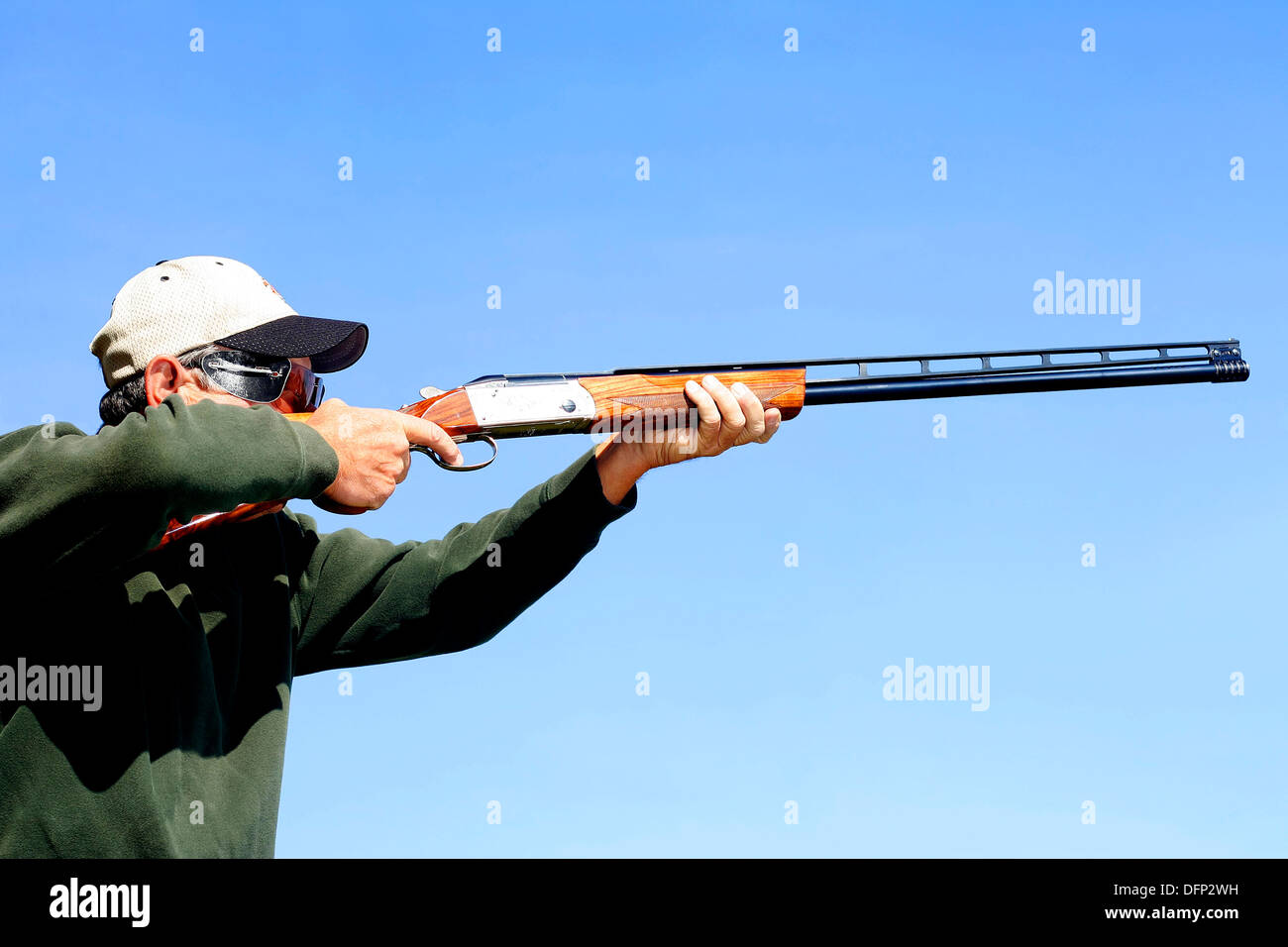 Man shooting shotgun Stock Photo - Alamy