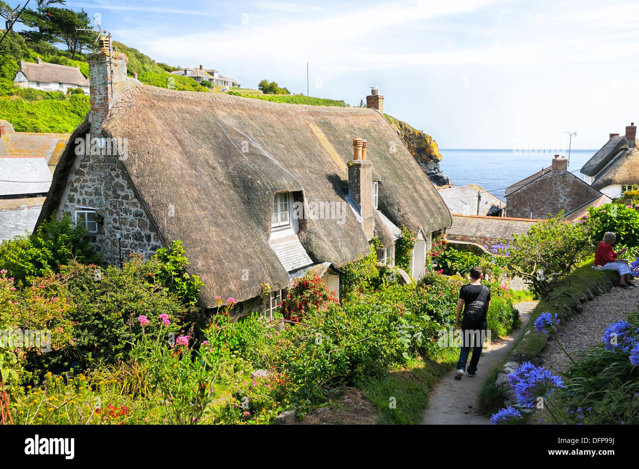 Thatched cottage in the picturesque fishing village of Cadgwith, Lizard Peninsula, Cornwall, UK Stock Photo