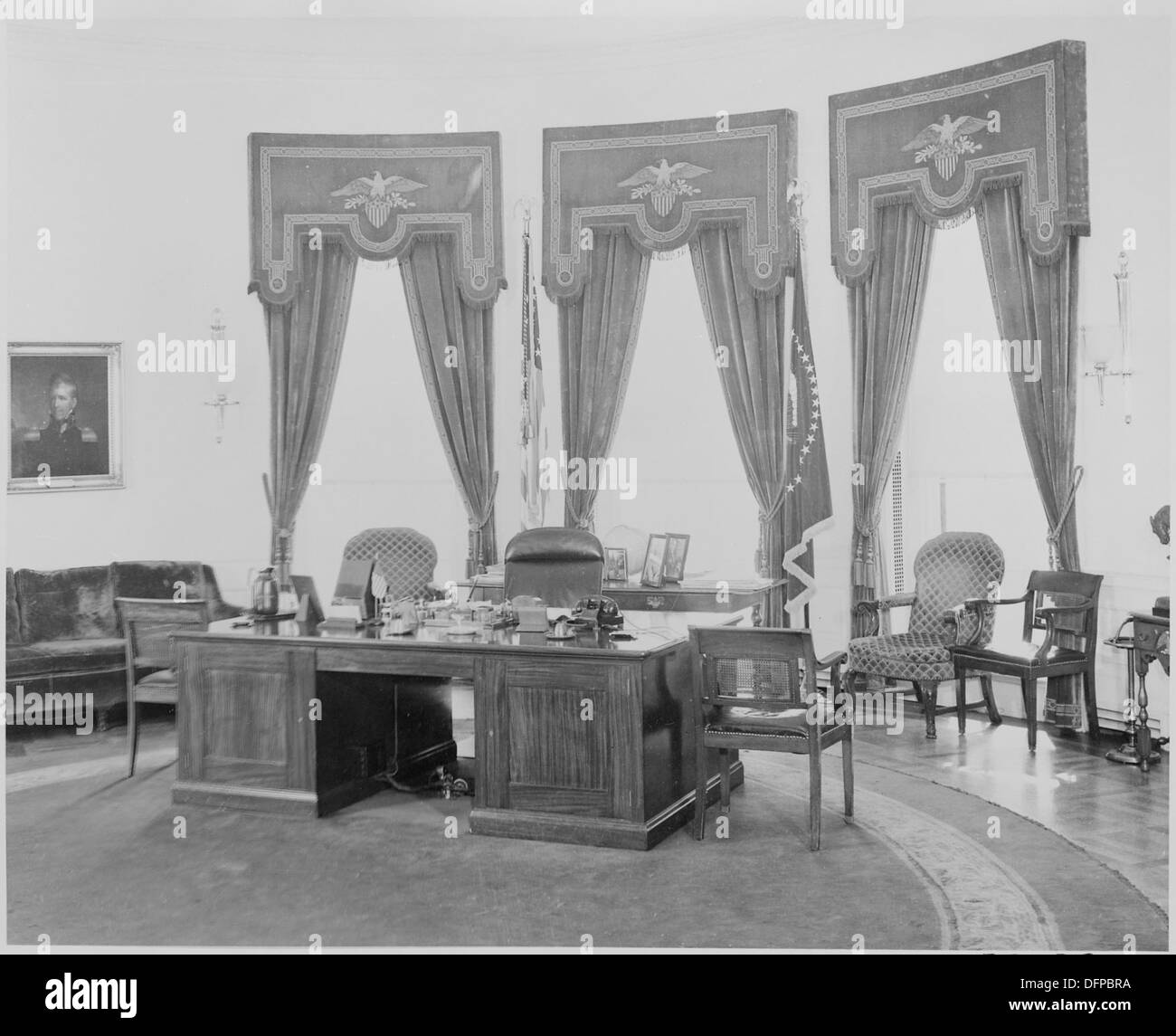 Photograph of President Truman's desk in the Oval Office of the White House. 199457 Stock Photo