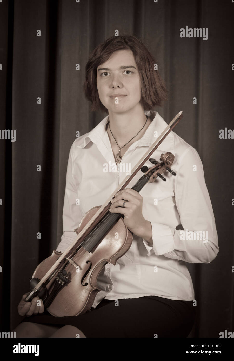 portrait of young female violin player Stock Photo Alamy