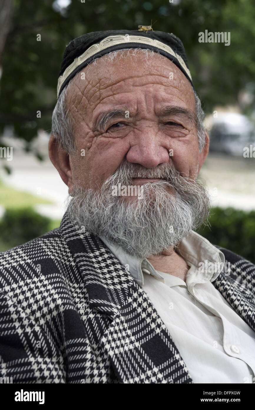 Old uzbek moslem man with headcover and beart enjyoing the sunny day, Samarkand, Uzbekistan, Central Asia Stock Photo