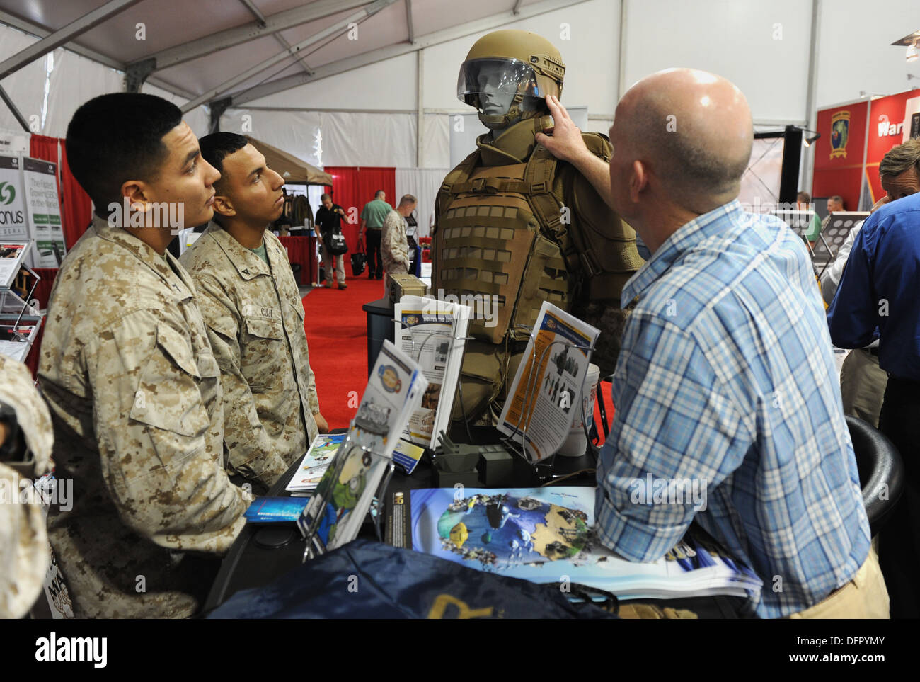 Brian Gudmundsson, with the Office of Naval Research (ONR) expeditionary maneuver warfare and combating terrorism department, explains the ONR-funded Modular Personal Protection System (MPPS) with Marines attending Modern Day Marine at Marine Corps Base Q Stock Photo