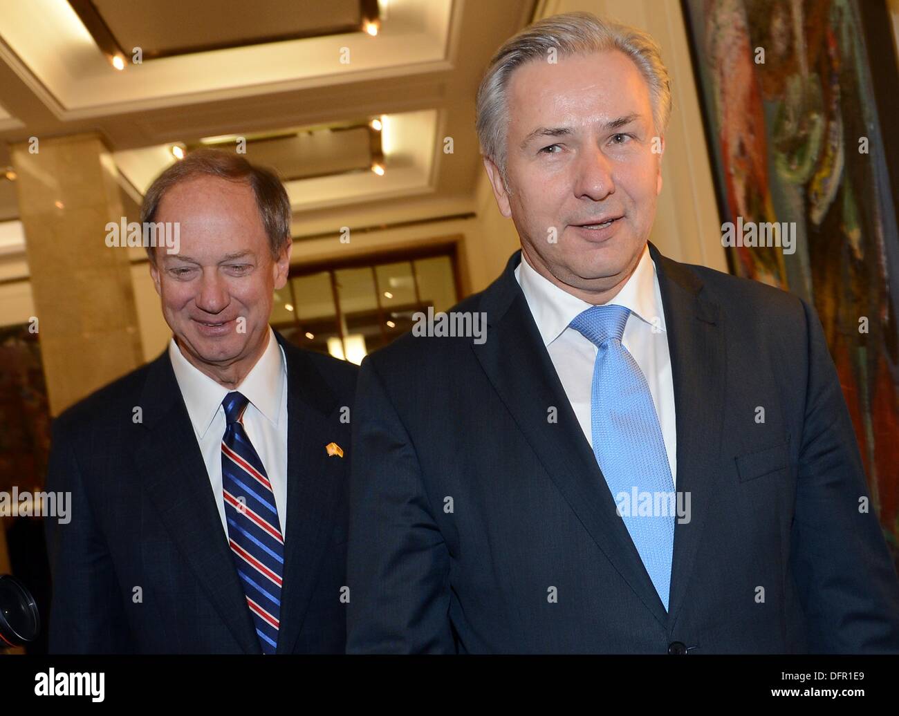 Berlin, Germany. 08th Oct, 2013. Mayor of Berlin Klaus Wowereit (R) receives US Ambassador John B. Emerson in the Red City Hall in Berlin, Germany, 08 October 2013. Credit:  dpa/Alamy Live News Stock Photo