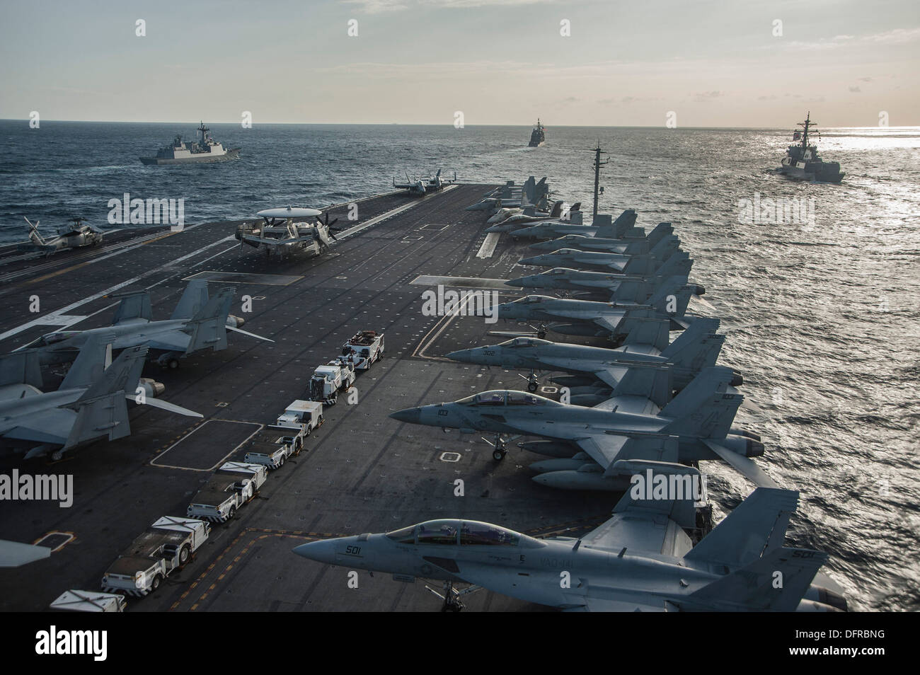 The aircraft carrier USS George Washington (CVN 73) is underway with the Republic of Korea navy ships Chungmugong Yi Sun-Sin (DDH 975), left, and Seong-ryong (DDG 993), right, and the guided-missile cruiser USS Antietam (CG 54). The George Washington Carr Stock Photo