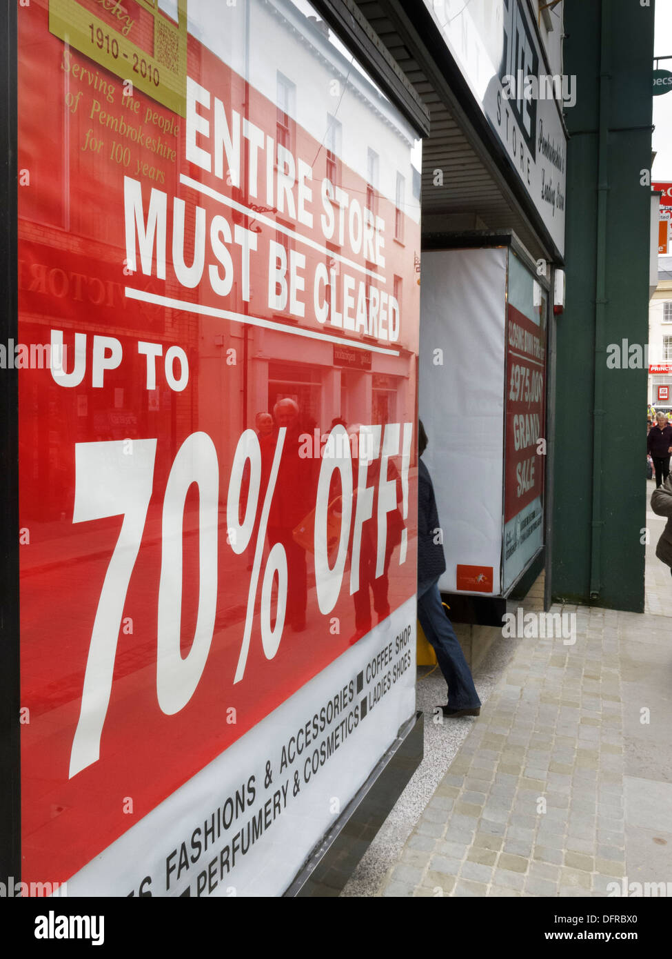 Department store closing down sale hires stock photography and images