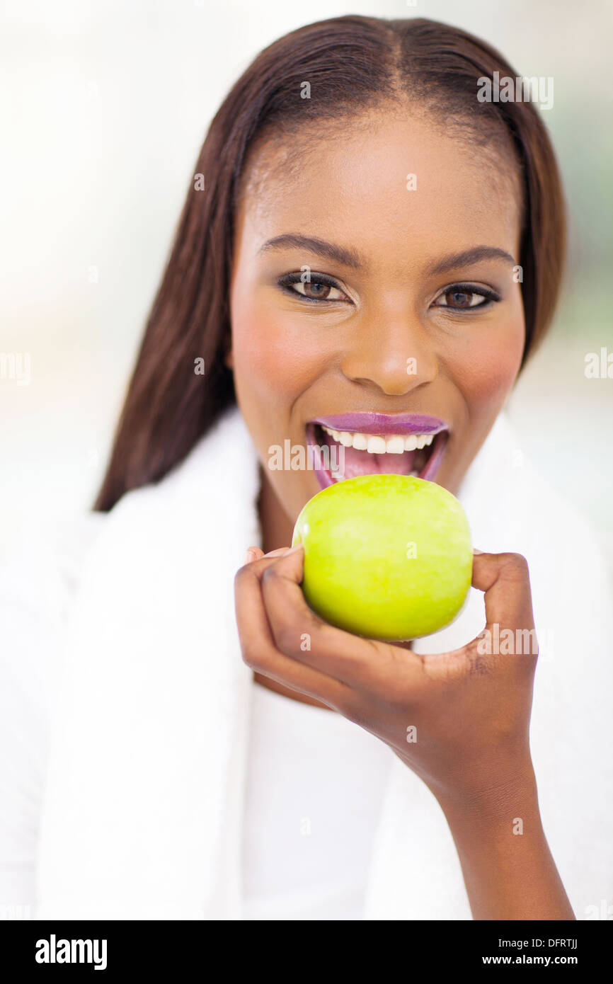 Black woman eating apple hi-res stock photography and images - Alamy
