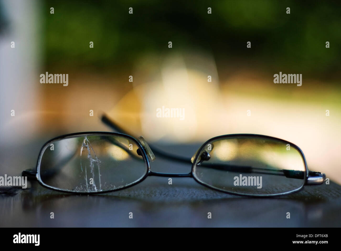 Detalle de gafas metalicas con el cristal roto Stock Photo - Alamy