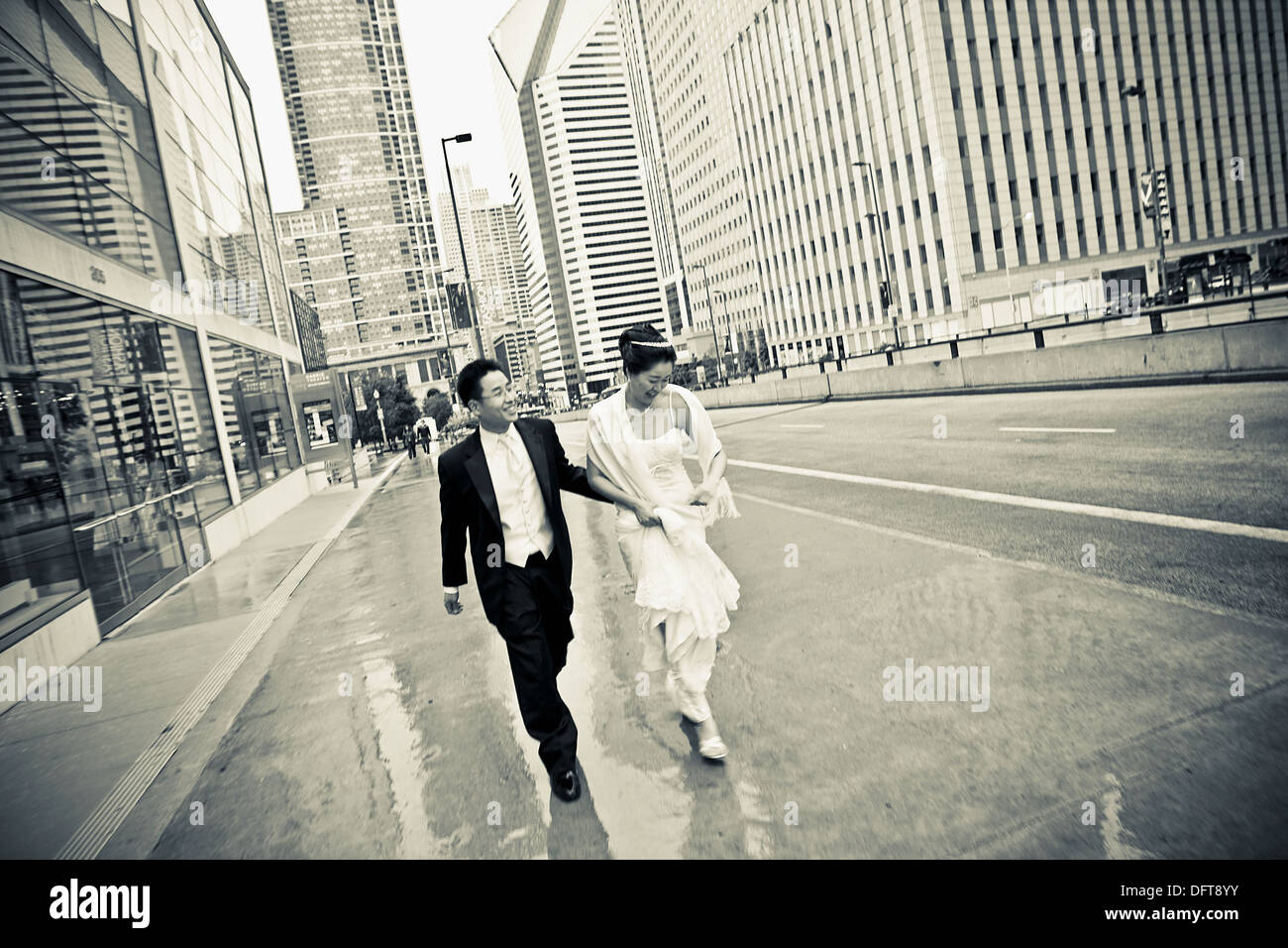birde and groom walking downtown chicago Stock Photo Alamy