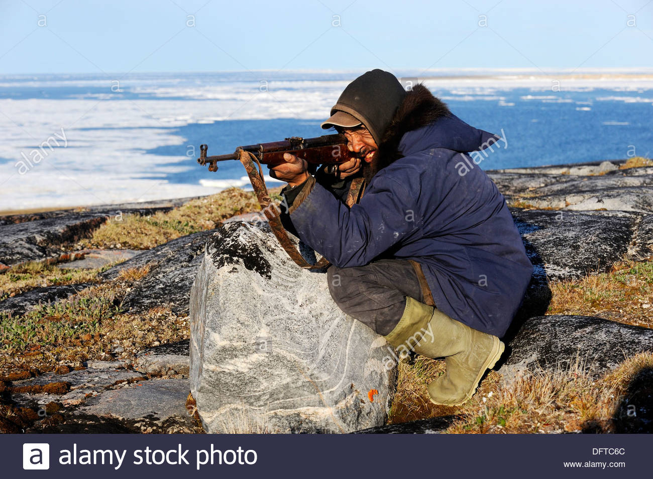 inuit-hunter-with-gun-igloolik-foxe-basin-nunavut-canada-DFTC6C.jpg