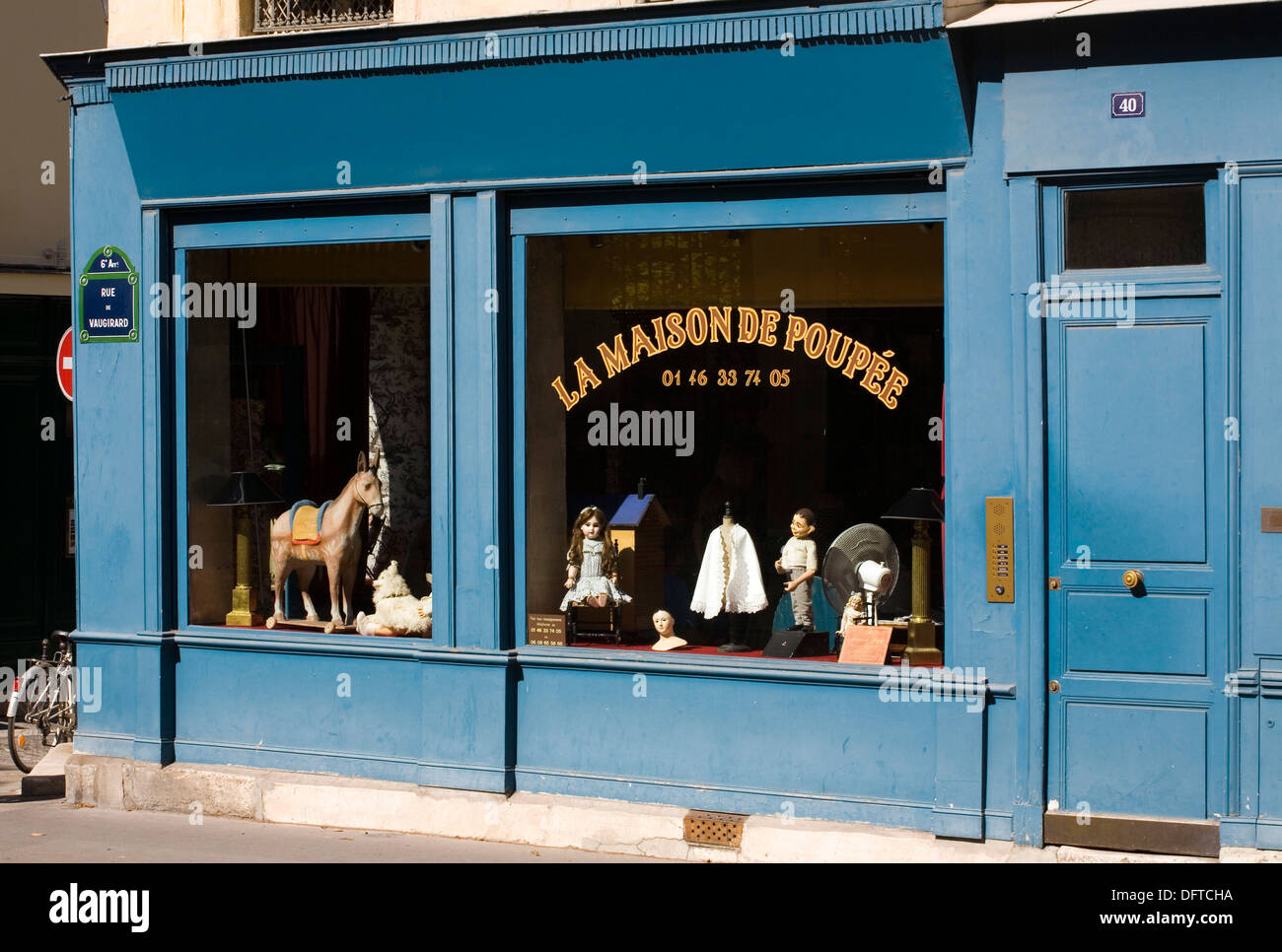 La Maison de Poupée, antique dolls shop. Rue Vaugirard, Paris, France Stock  Photo - Alamy