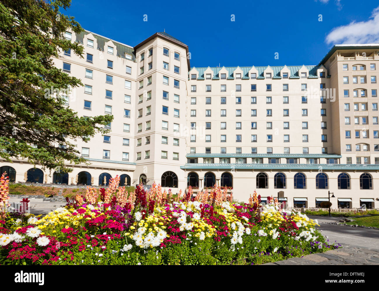 Lake Louise Banff National Park  The Fairmont Chateau Lake Louise hotel, Lake Louise Banff National Park Canadian Rockies Alberta canada Stock Photo
