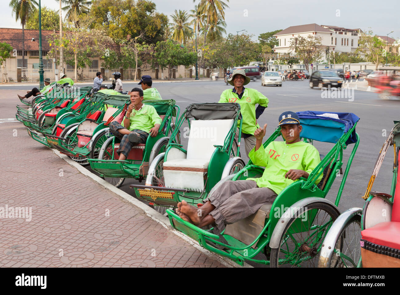 Rickshaw drivers in central Phnom Penh, Cambodia Stock Photo