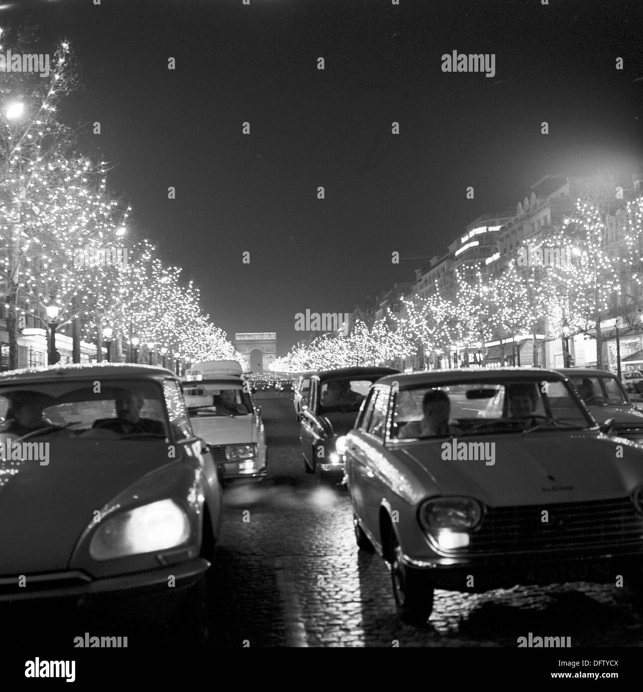 View of the evening traffic on the illuminated Champs-Élysées in Paris, France, in November 1970. The Arc de Triomphe can be seen at the end of the avenue. Photo: Wilfried Glienke Stock Photo