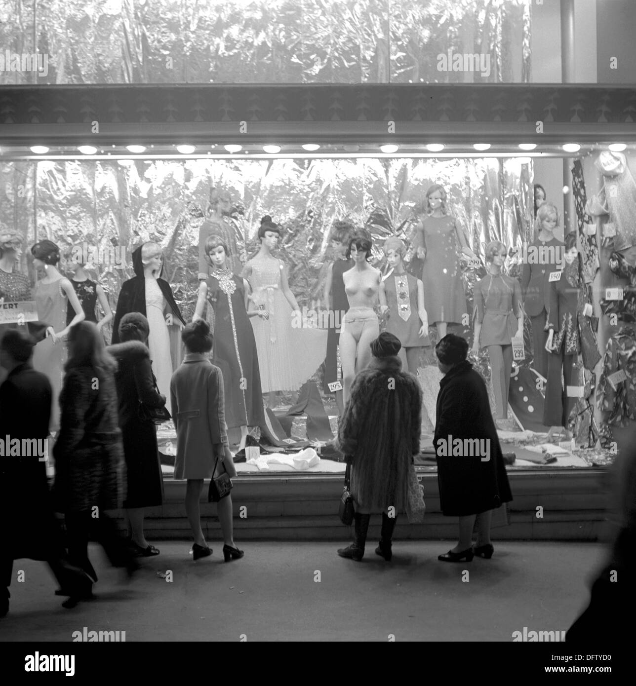 Women are pictured in front of the shopping window of a fashion store in Paris, France, in November 1970. Photo: Wilfried Glienke Stock Photo
