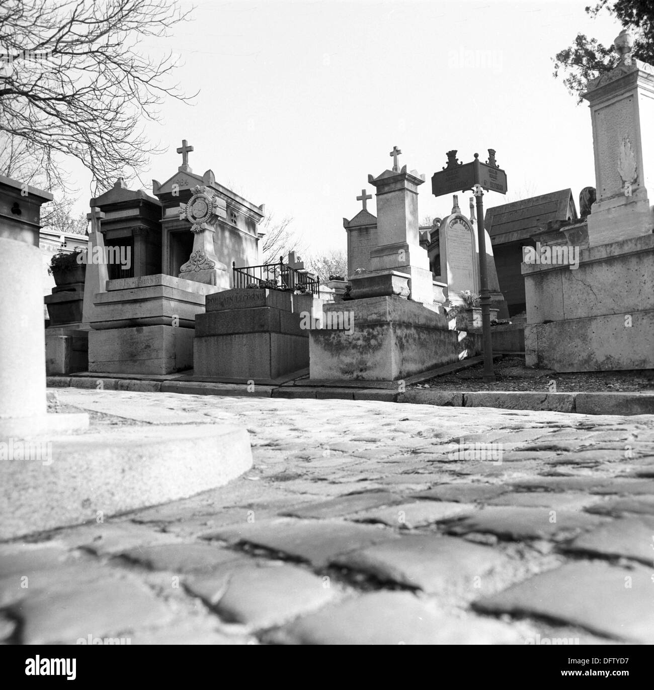 View of graves and monuments on Pere Lachaise, the biggest cemetery of Paris, France, in November 1970. On the Pere Lachaise cemetery, many famous historical figures are buried. Photo: Wilfried Glienke Stock Photo