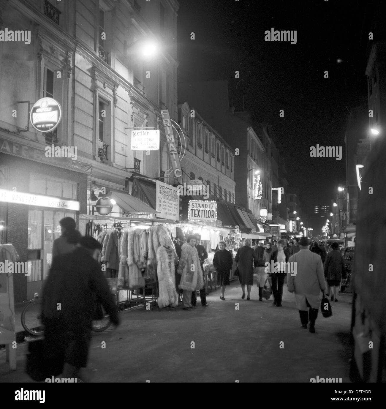 View of a shopping street in the quarter Montmartre in Paris, France, in November 1970. Photo: Wilfried Glienke Stock Photo