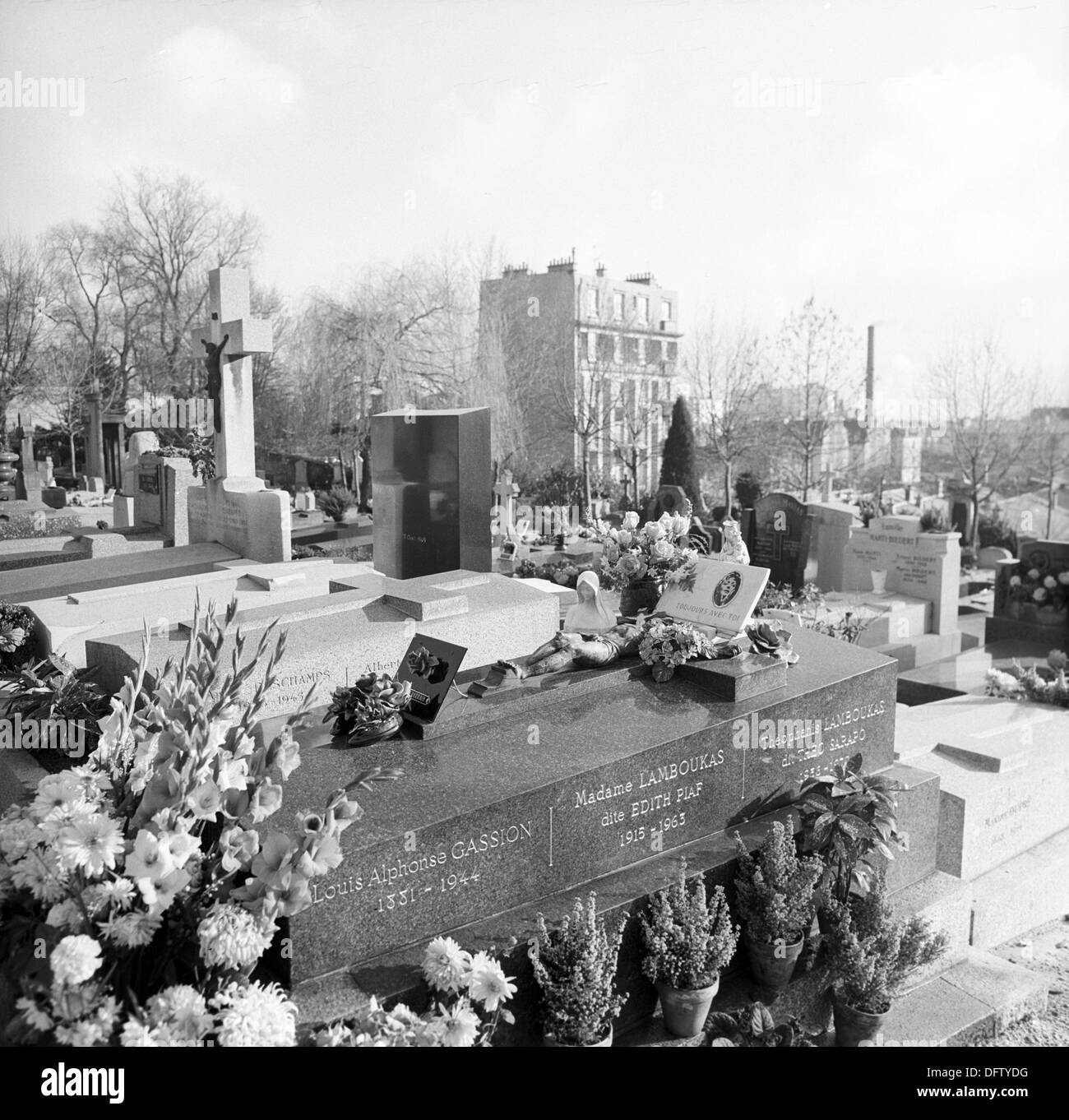 View of the grave of the chanson singer Édith Piaf on the biggest cemetery of Paris, France, 13 November 1970. On the Pere Lachaise, many famous historical figures are buried . Photo: Wilfried Glienke Stock Photo