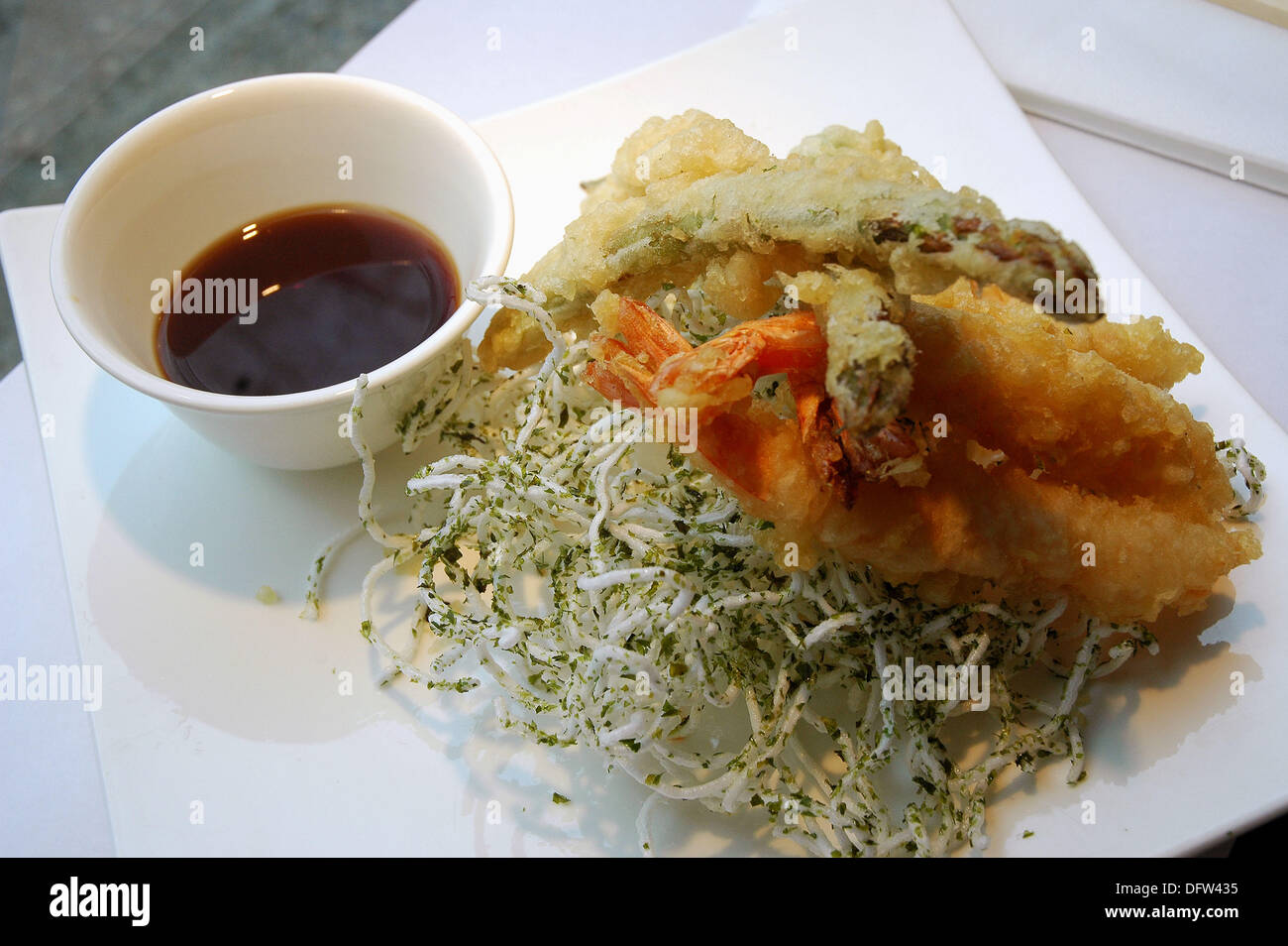 Tempura Moriawase (Assortment of Shrimp and Vegetable Tempura).´Riba