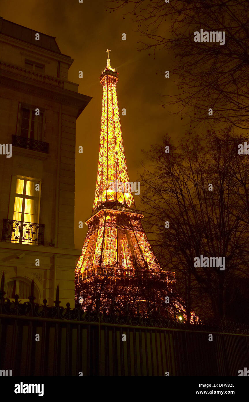 eiffel tower at night background