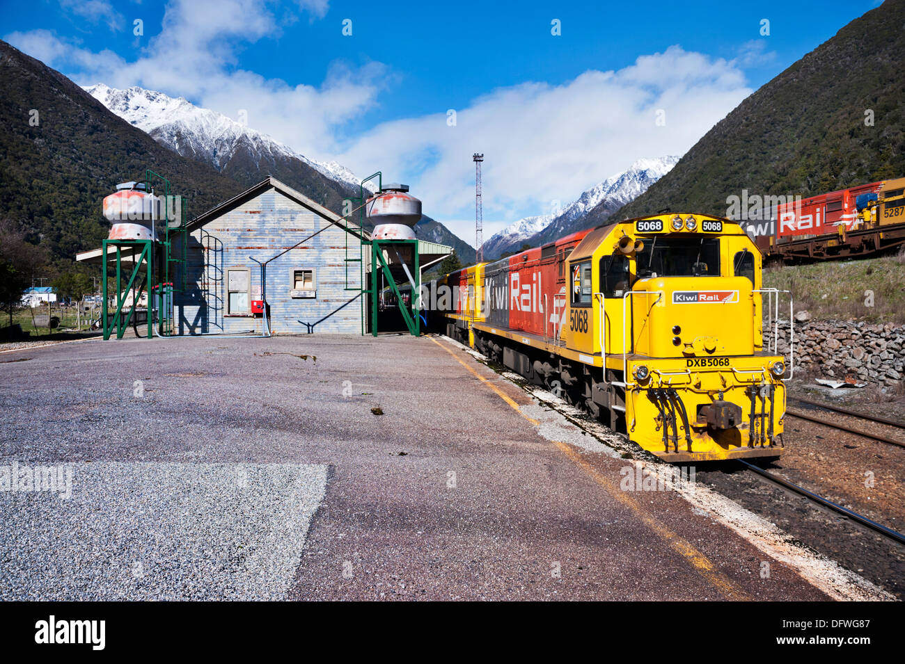 The Southern Alps, South Island, New Zealand. The Tranz Alpine train at Arthur's Pass Station, on way from Christchurch to Greymouth. Stock Photo