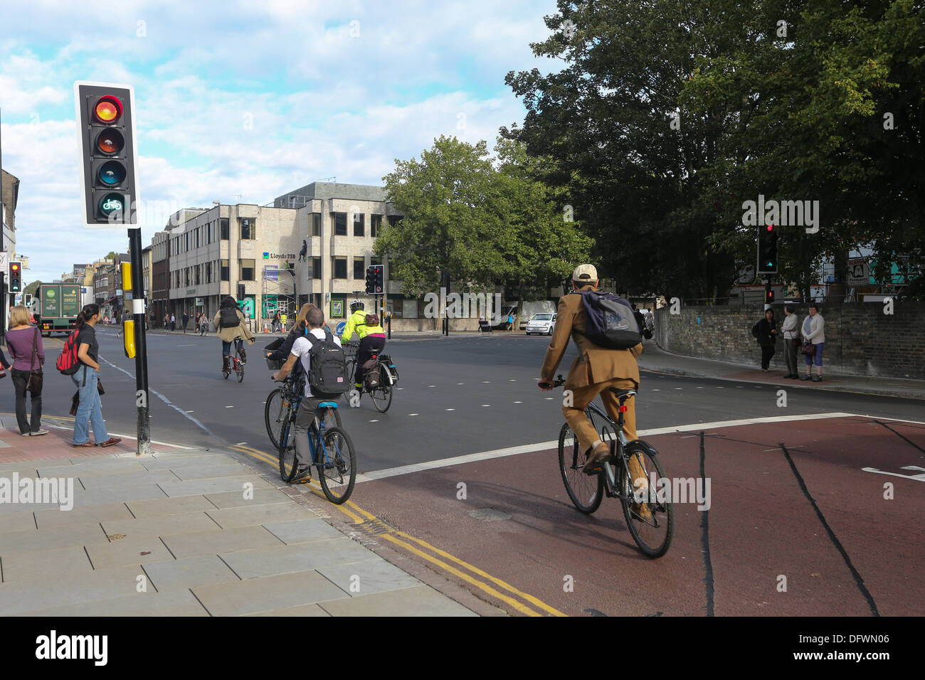 UK'S FIRST SAFETY CYCLE TRAFFIC LIGHTS IN CAMBRIDGE ON OCTOBER 8TH WHERE CYCLISTS ARE GIVEN 5 SECOND A HEAD START FROM THE CARS Stock Photo