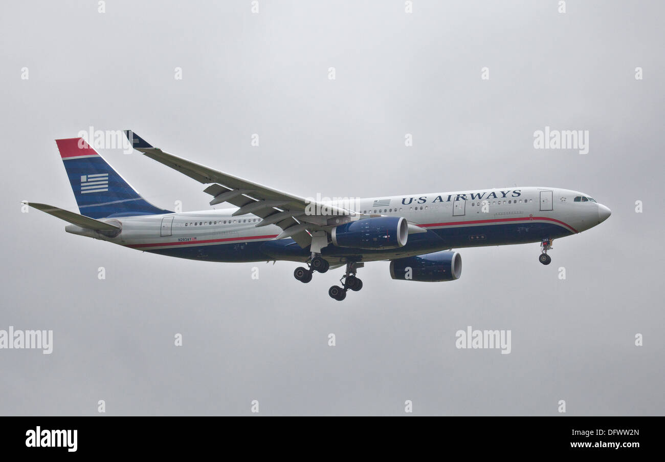 US Airways Airbus a330 N283AY coming into land at London-Heathrow Airport LHR Stock Photo
