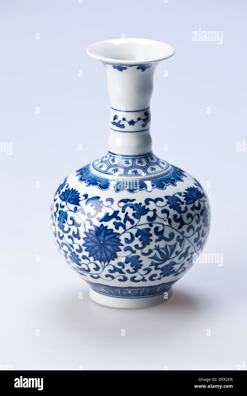 Traditional Chinese blue and white porcelain vase Stock Photo Alamy — free download