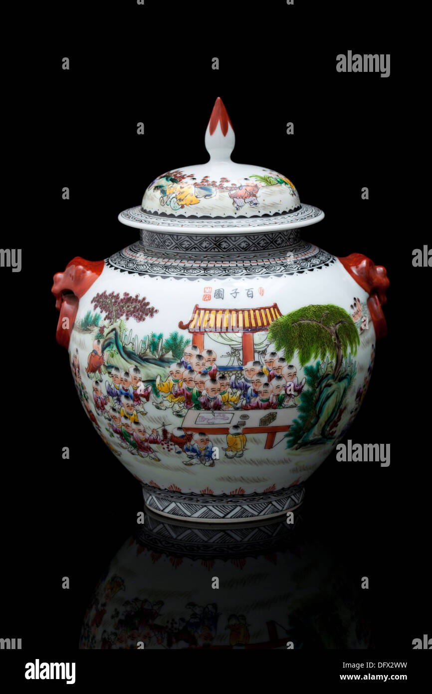Chinese porcelain jar hires stock photography and images Alamy